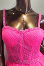 Robe de bal longue à volants superposés et perles, décolleté en cœur