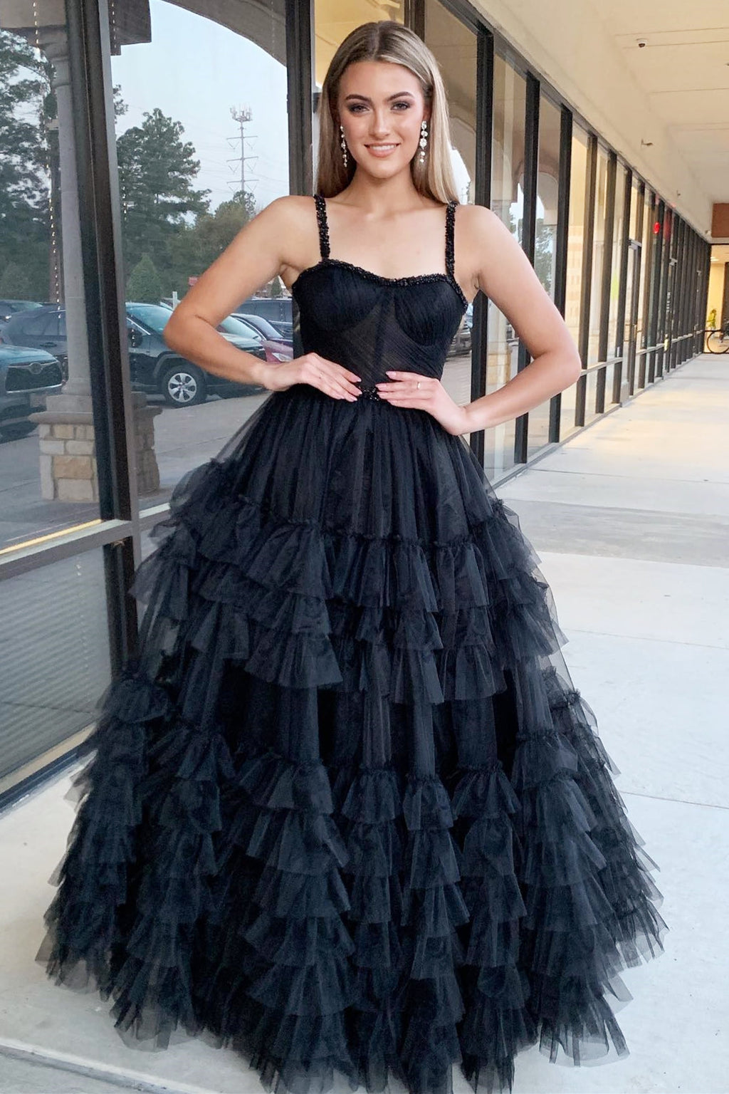 Robe de bal longue à volants superposés et perles, décolleté en cœur