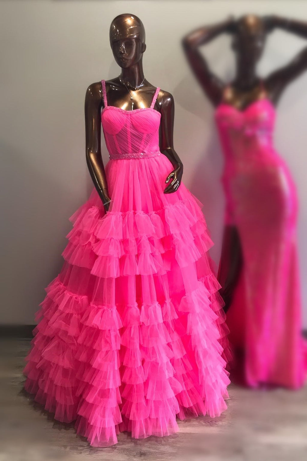 Robe de bal longue à volants superposés et perles, décolleté en cœur