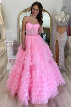 Robe de bal longue à volants superposés et perles, décolleté en cœur