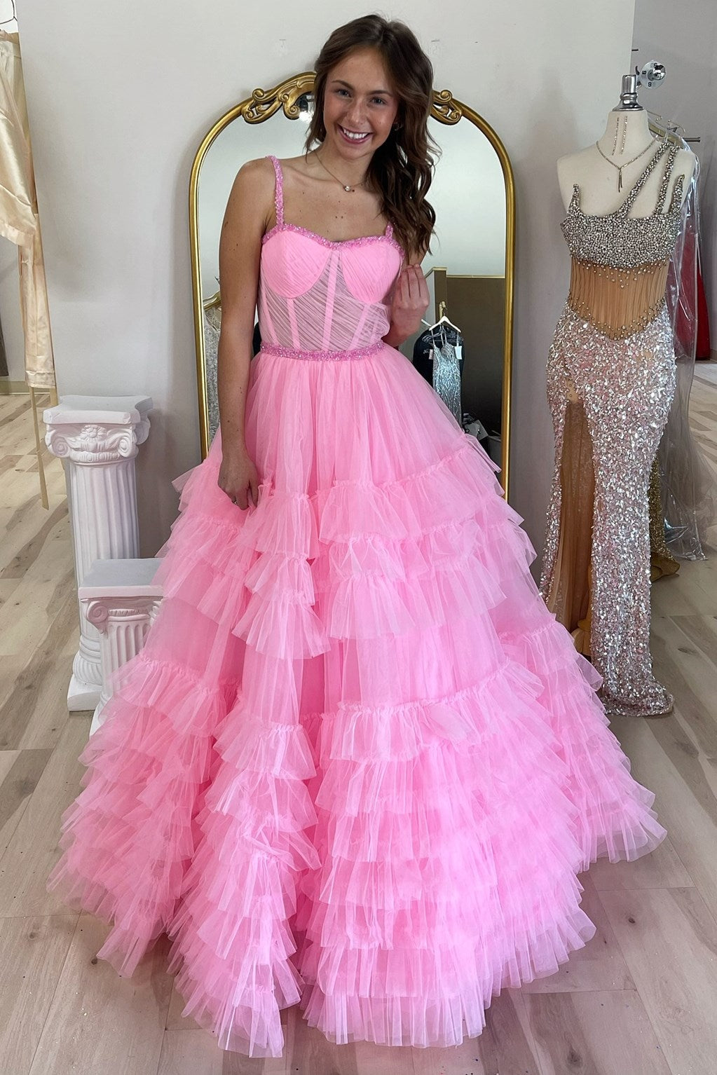 Robe de bal longue à volants superposés et perles, décolleté en cœur