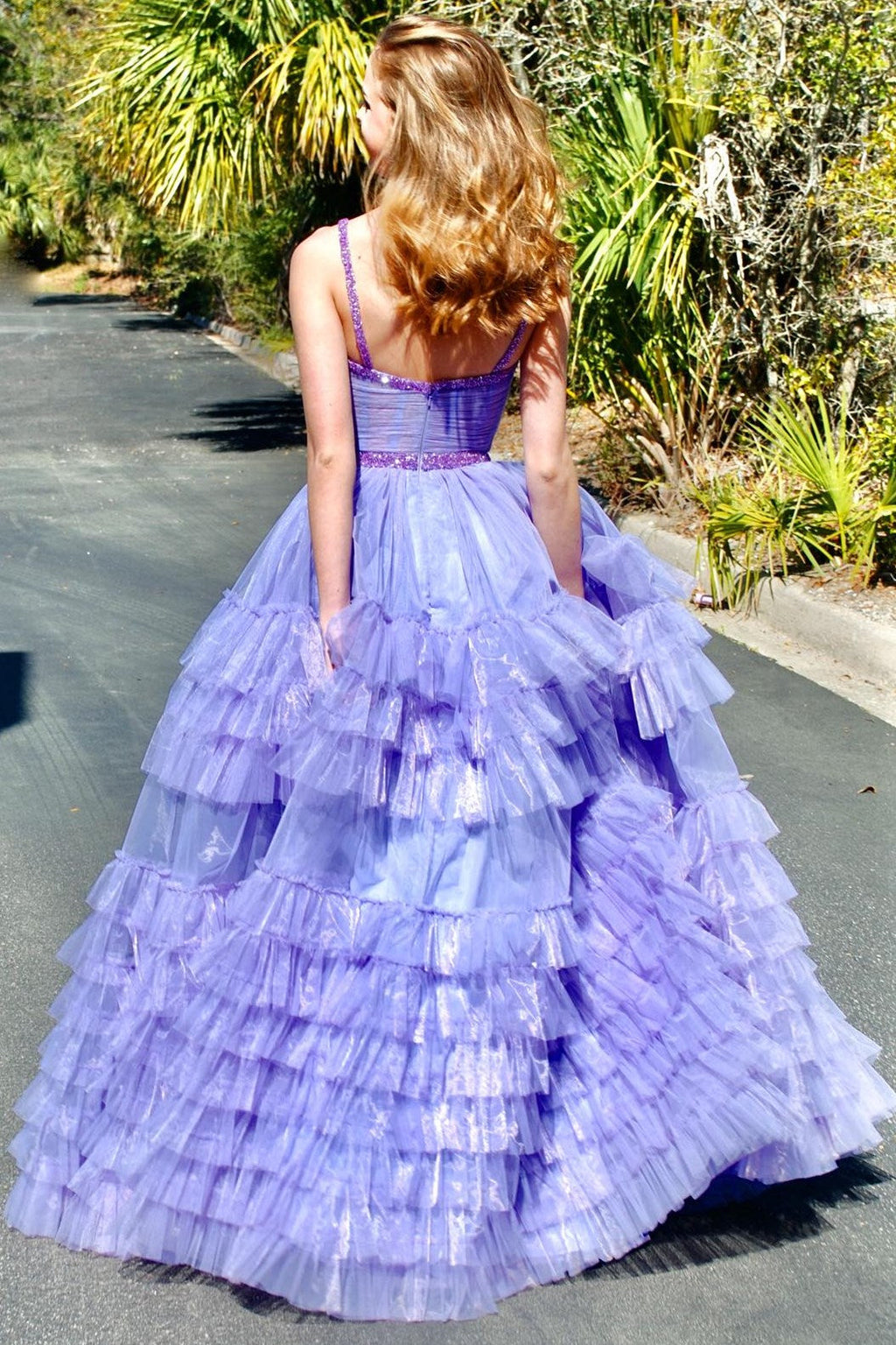 Robe de bal longue à volants superposés et perles, décolleté en cœur