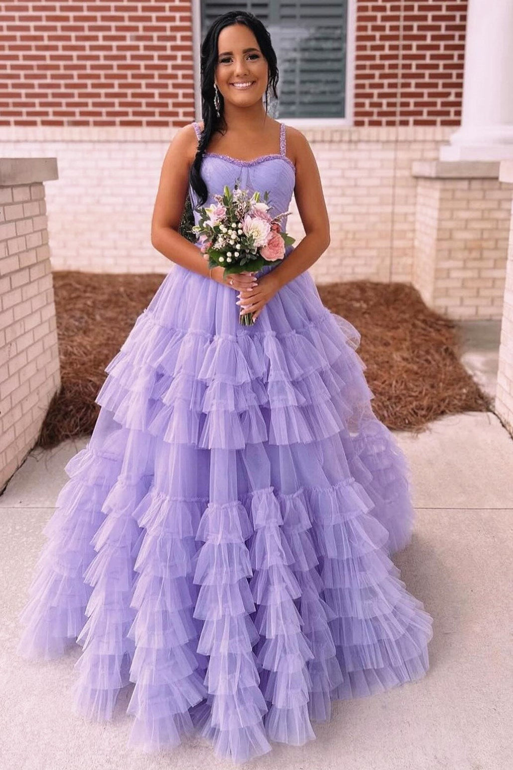 Robe de bal longue à volants superposés et perles, décolleté en cœur