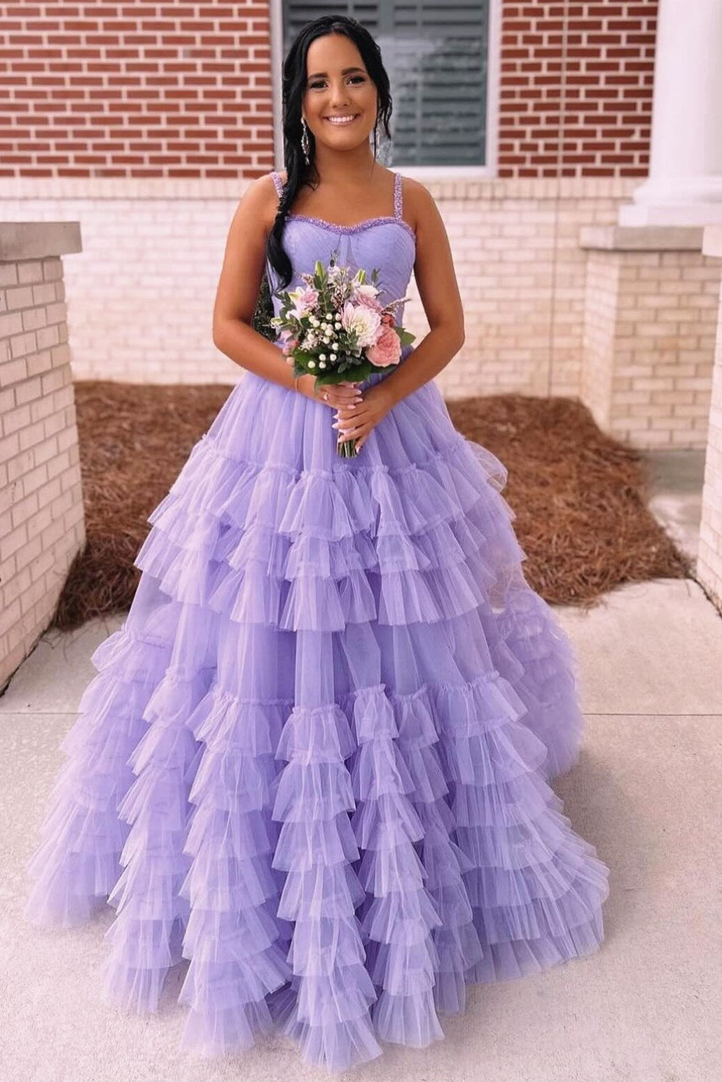 Robe de bal longue à volants superposés et perles, décolleté en cœur