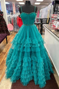 Robe de bal longue à volants superposés et perles, décolleté en cœur