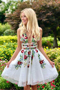 Robe de bal blanche courte et simple en dentelle, col en V, ornée d'appliqués