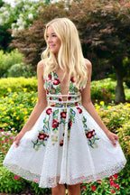 Robe de bal blanche courte et simple en dentelle, col en V, ornée d'appliqués