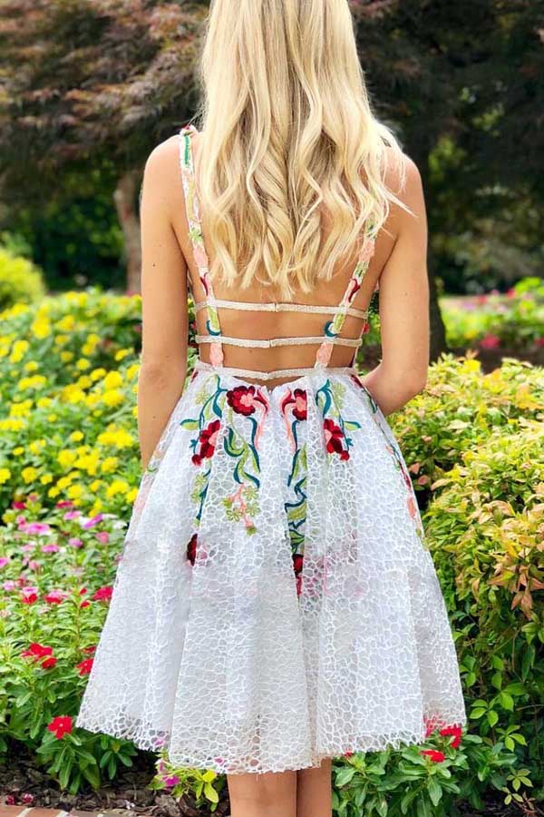 Robe de bal blanche courte et simple en dentelle, col en V, ornée d'appliqués