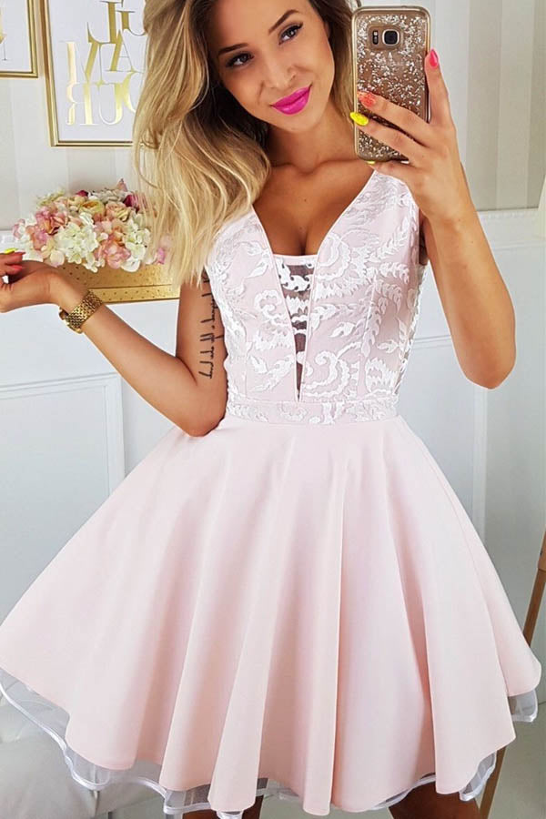 Vestidos cortos de fiesta de bienvenida con escote en V y apliques de encaje.