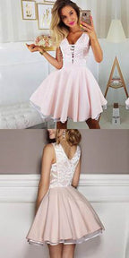 Vestidos cortos de fiesta de bienvenida con escote en V y apliques de encaje.
