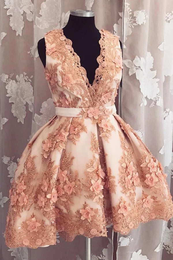 Robe de bal courte rose perle en tulle, coupe trapèze, col en V