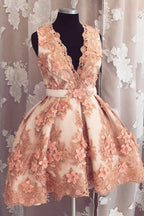 Robe de bal courte rose perle en tulle, coupe trapèze, col en V