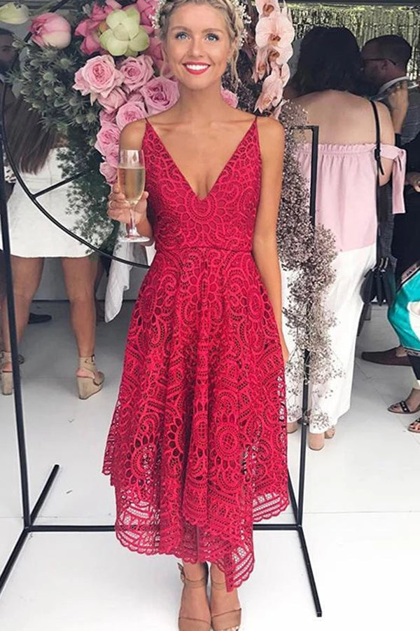 Robe de demoiselle d'honneur rouge simple en dentelle, coupe trapèze, décolleté en V profond et fines bretelles spaghetti