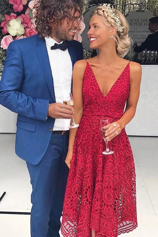 Robe de demoiselle d'honneur rouge simple en dentelle, coupe trapèze, décolleté en V profond et fines bretelles spaghetti