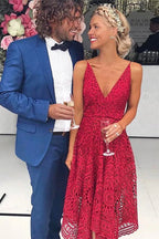 Robe de demoiselle d'honneur rouge simple en dentelle, coupe trapèze, décolleté en V profond et fines bretelles spaghetti