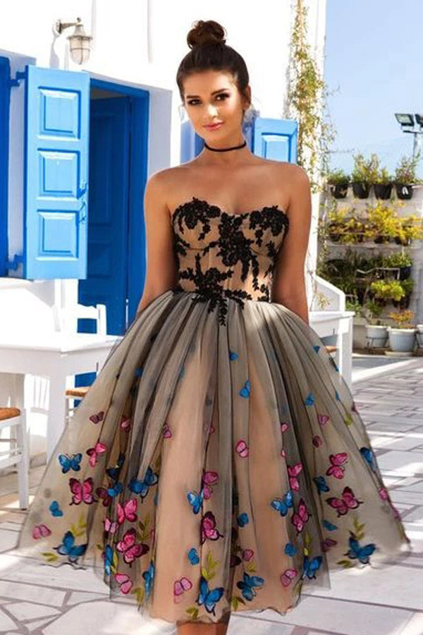 Vestido corto de graduación con escote corazón y encaje de mariposa hasta la rodilla