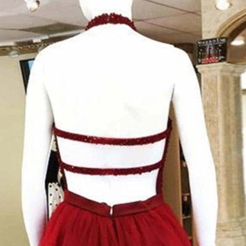 Vestido corto burdeos de corte línea con escote halter y corte en A para baile de bienvenida o cóctel