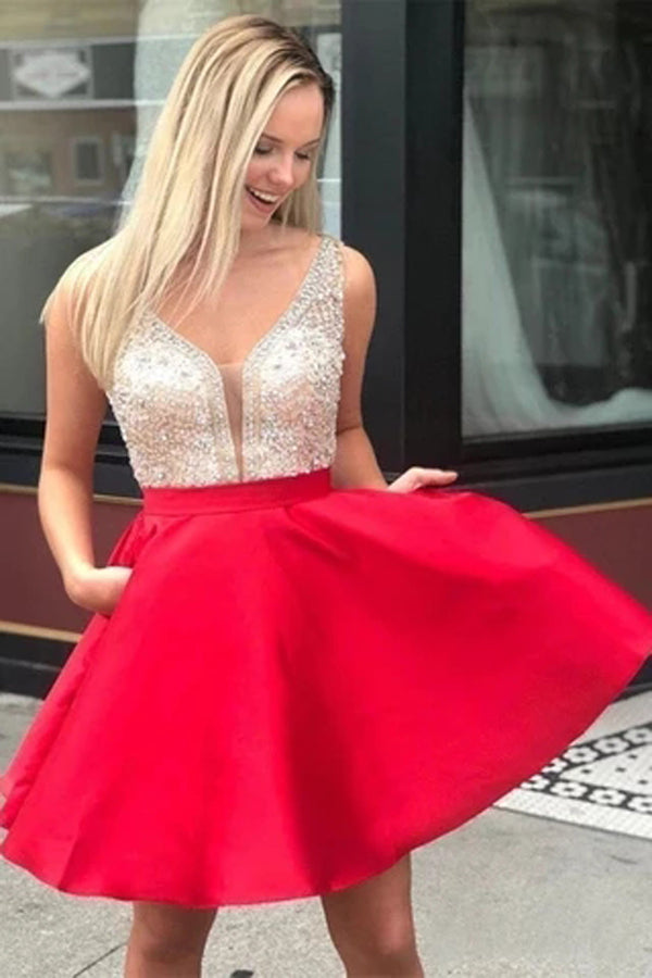Robe de bal rouge en satin, sans manches, dos nu et ornée de perles, col en V, sans manches et perles