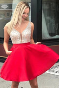 Robe de bal rouge en satin, sans manches, dos nu et ornée de perles, col en V, sans manches et perles