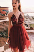 Robe de bal bordeaux en tulle à fines bretelles et col en V, ornée de sequins