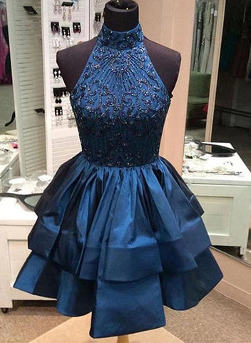 Vestido corto de fiesta elegante con cuello alto y pedrería, de satén, para baile de bienvenida.