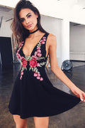Lindo vestido corto negro sencillo de corte A con escote en V y espalda descubierta para baile de bienvenida