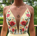 Robe de bal simple en mousseline de soie, coupe trapèze, col en V, dos croisé et broderies.