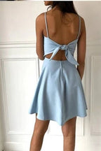 Robe courte bleu clair à fines bretelles et coupe trapèze, pas chère