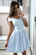 Vestidos cortos de graduación azul claro con hombros descubiertos y corte en A para fiestas de bienvenida