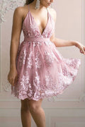 Vestido corto de fiesta sencillo de tul, corte en A, con apliques de encaje y escote en V