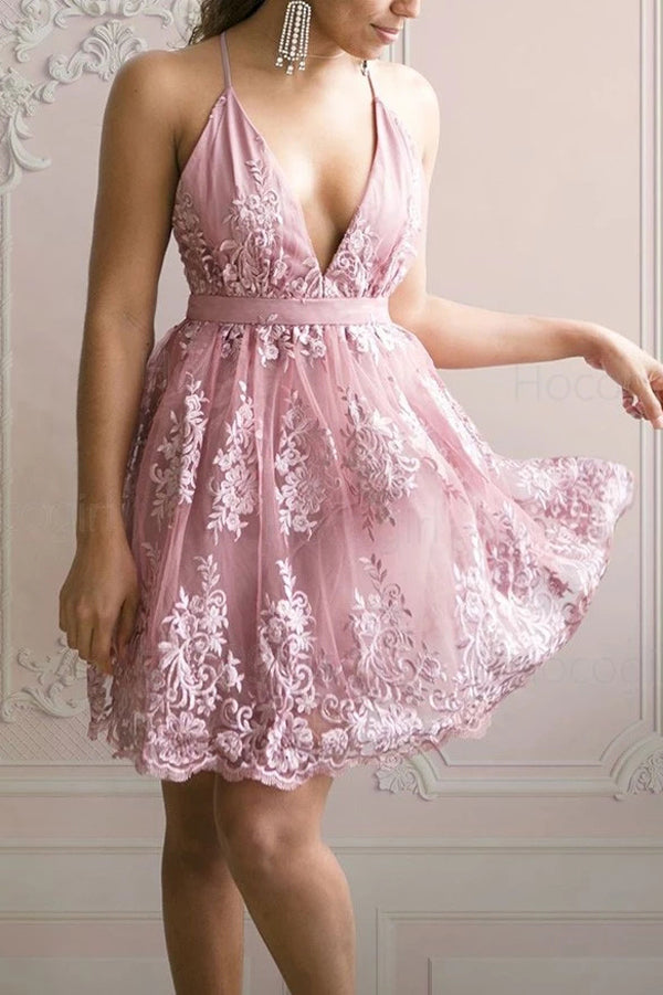 Vestido corto de fiesta sencillo de tul, corte en A, con apliques de encaje y escote en V