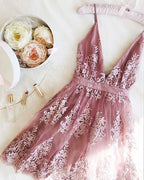 Vestido corto de fiesta sencillo de tul, corte en A, con apliques de encaje y escote en V