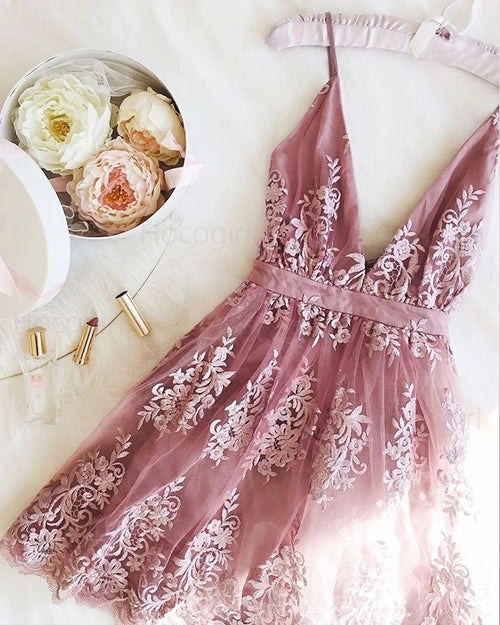 Vestido corto de fiesta sencillo de tul, corte en A, con apliques de encaje y escote en V