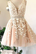 Vestido corto de fiesta de bienvenida, corte en A, de tul, con escote en V, apliques y cuentas.