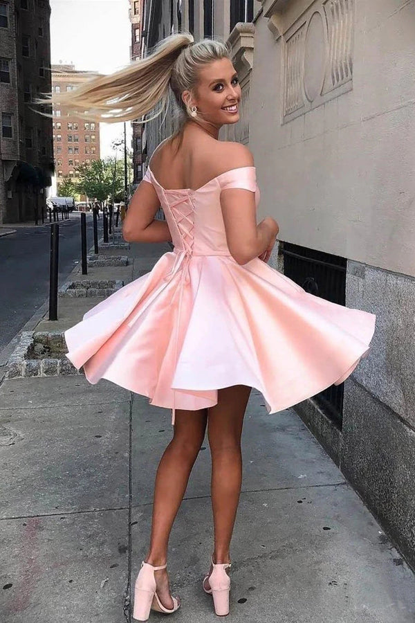 Vestidos sencillos con hombros descubiertos para la fiesta de bienvenida. Vestidos baratos con cordones para la fiesta de bienvenida.