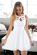 Vestido corto de fiesta blanco satinado sin mangas con encaje, corte en A y escote joya.