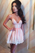 Robe de bal courte en satin rose à fines bretelles et col en V avec dentelle