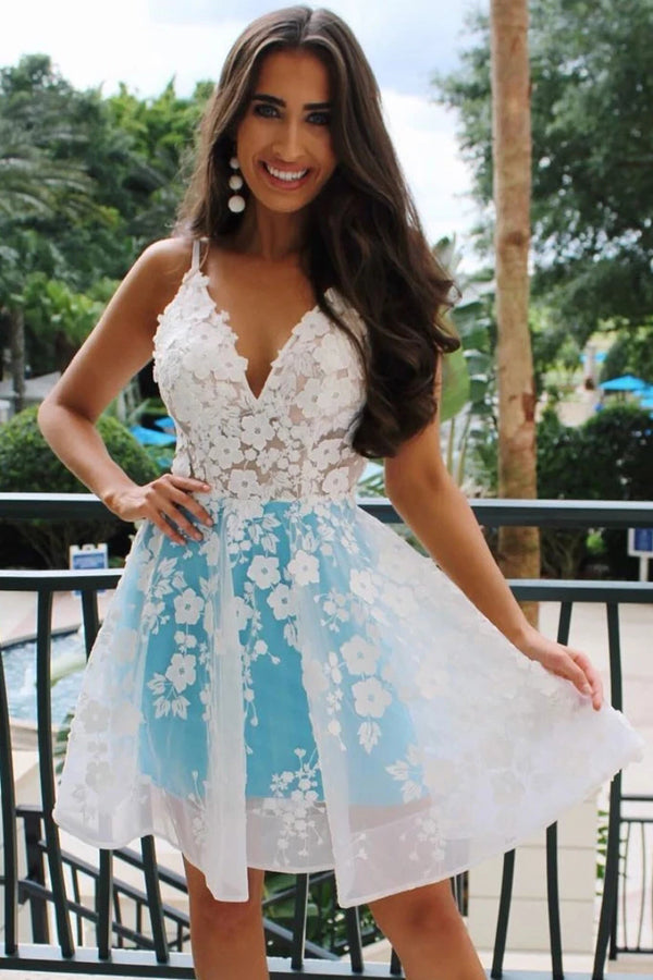 Robes de bal courtes bleues à bretelles spaghetti et appliqués