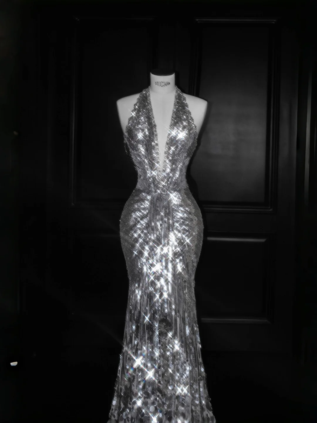 Robe de soirée sirène argentée scintillante à décolleté plongeant en V et dos nu ornée de sequins et de perles (Y8687)