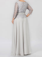 Robe de mère de la mariée longue jusqu'au sol, coupe trapèze/princesse, col rond, manches 3/4, ornée d'appliqués et de sequins 