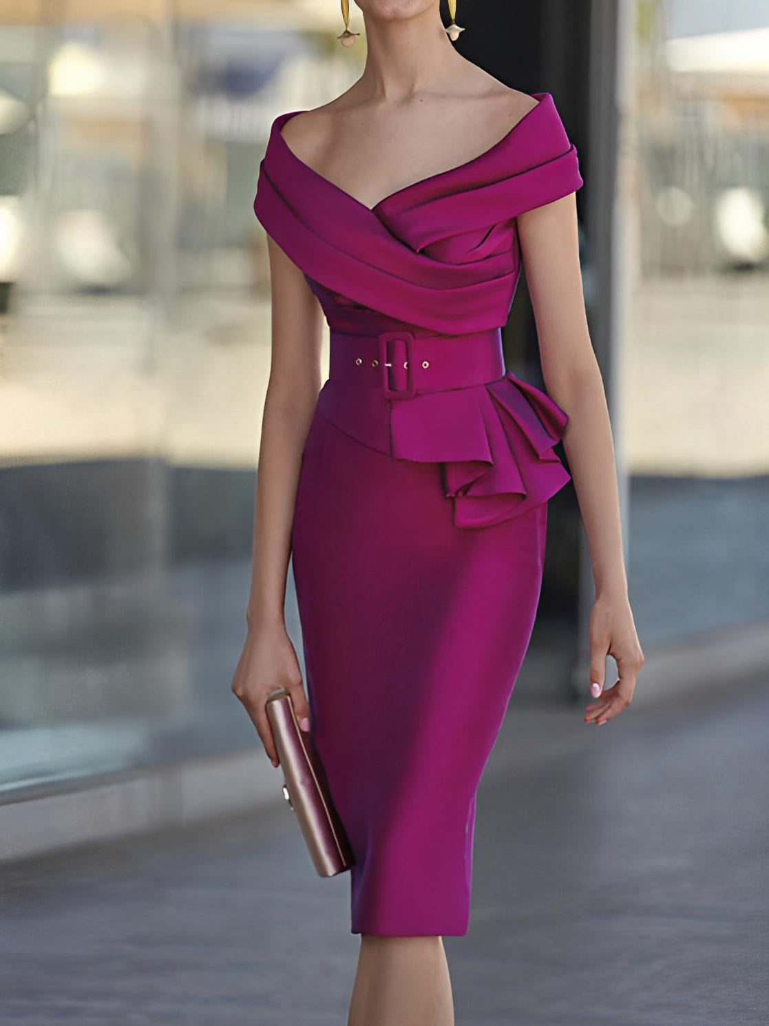 Vestidos de corte recto/columna con hombros descubiertos para la madre de la novia con cinturón 