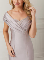Vestidos de novia corte sirena/trompeta, de satén, con hombros descubiertos, apliques y pedrería. 