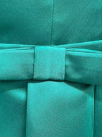 Vestido de corte recto/columna para la madre de la novia, con escote en V, mangas tres cuartos y largo hasta la rodilla, con fajín. 