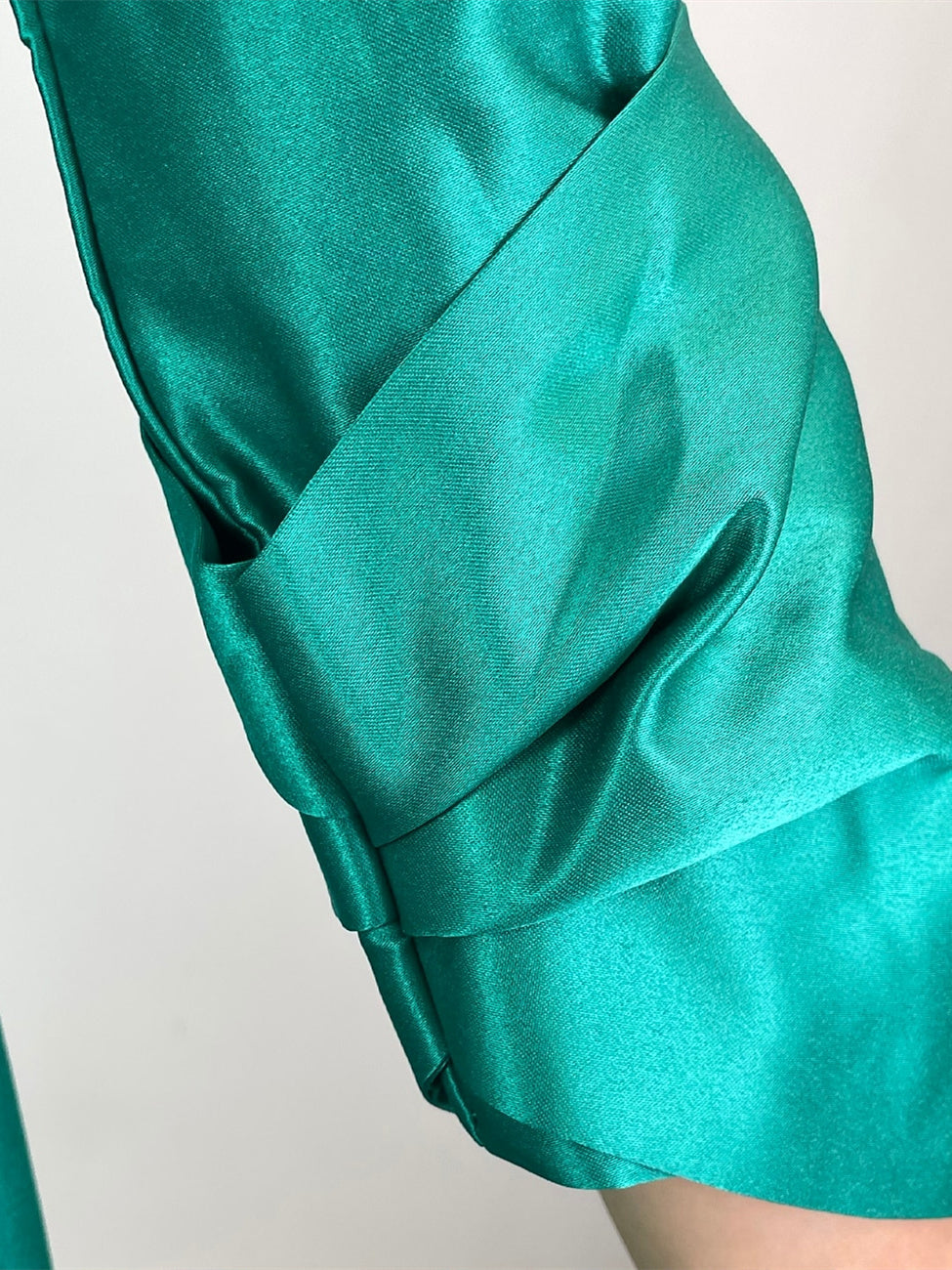 Vestido de corte recto/columna para la madre de la novia, con escote en V, mangas tres cuartos y largo hasta la rodilla, con fajín. 