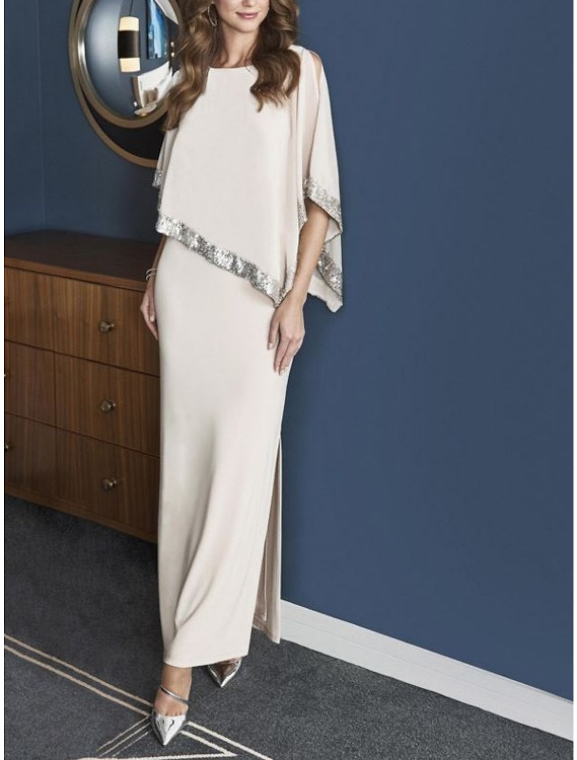 Vestidos de corte recto/columna para la madre de la novia, con cuello joya, mangas tres cuartos y largo hasta el tobillo. 