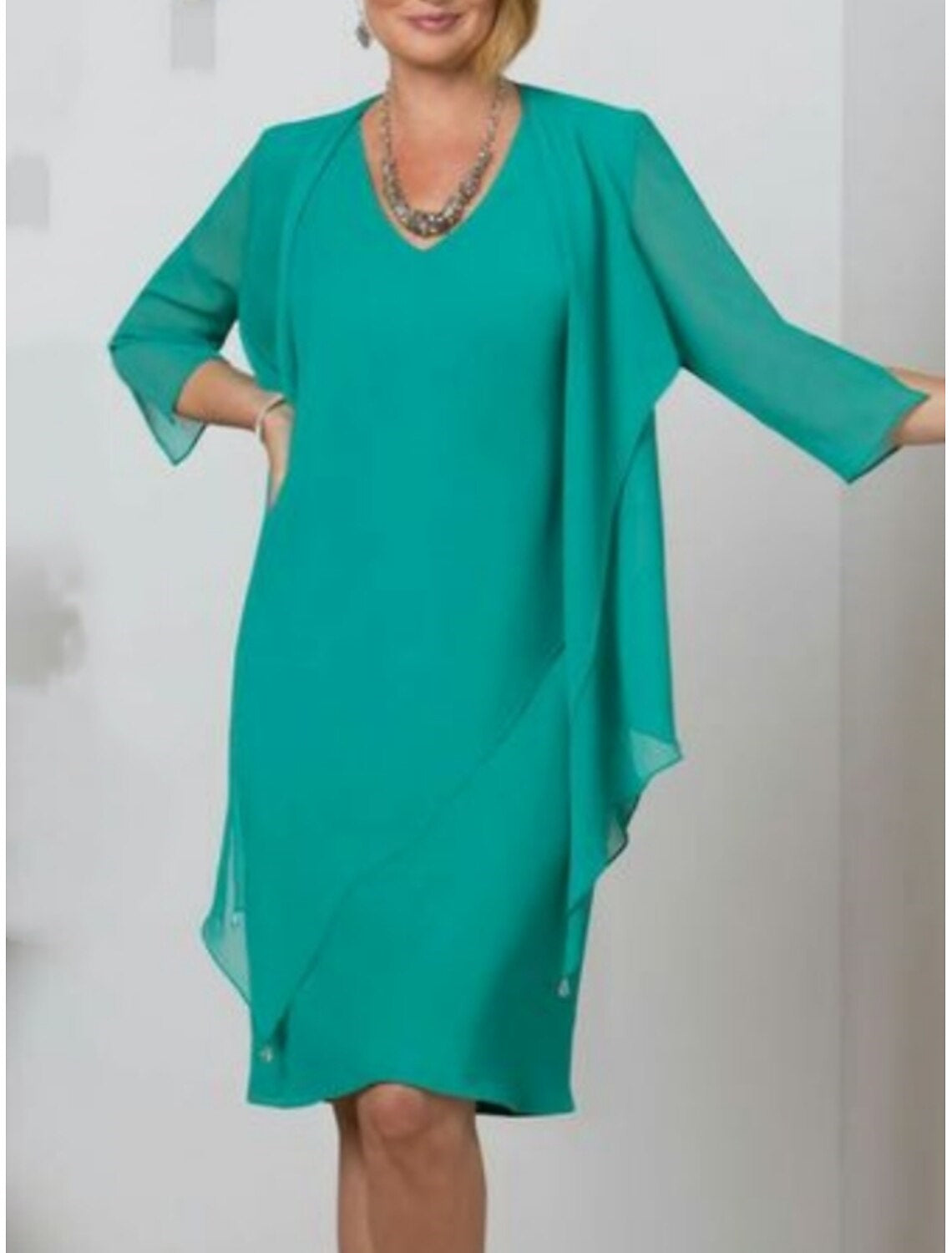 Vestidos de dos piezas para la madre de la novia: corte recto, escote en V, mangas tres cuartos, largo hasta la rodilla. 