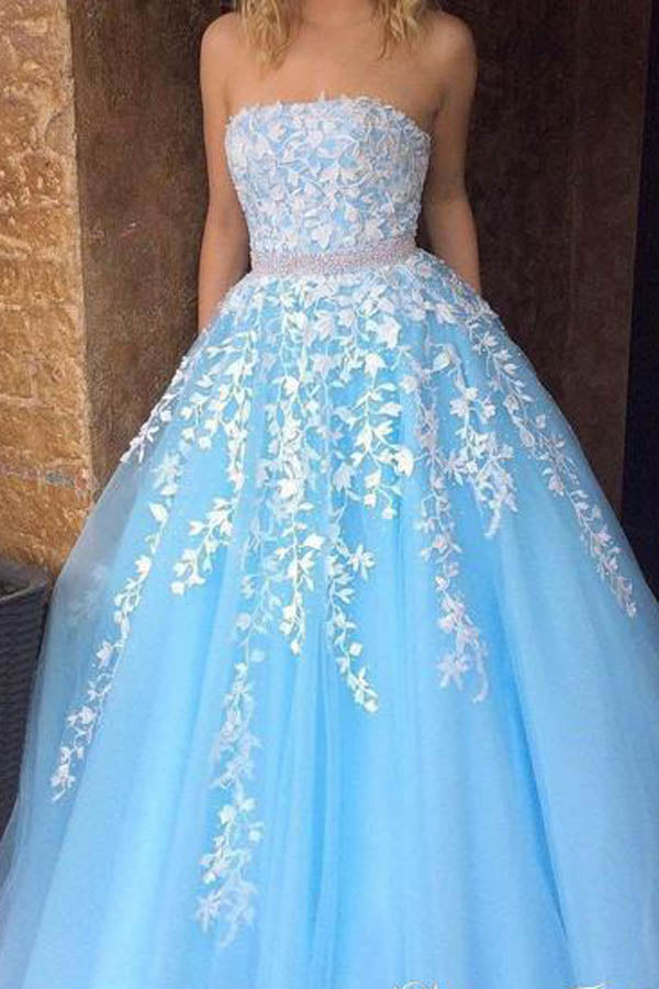 Robe de bal longue bustier en tulle bleu ciel, coupe trapèze, ornée de dentelle appliquée, style princesse