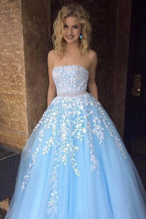 Robe de bal longue bustier en tulle bleu ciel, coupe trapèze, ornée de dentelle appliquée, style princesse