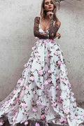Vestido largo de noche con tirantes finos y encaje floral