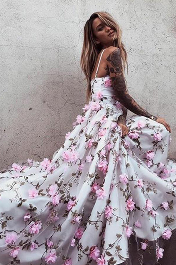 Vestido largo de noche con tirantes finos y encaje floral